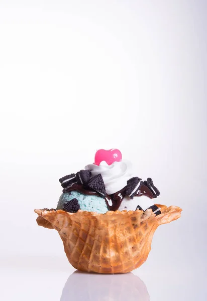 Совок мороженого или мороженое с мороженым на бэкгрун — стоковое фото