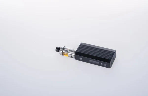 Elektronisk cigarett eller vaping enhet på bakgrund. — Stockfoto