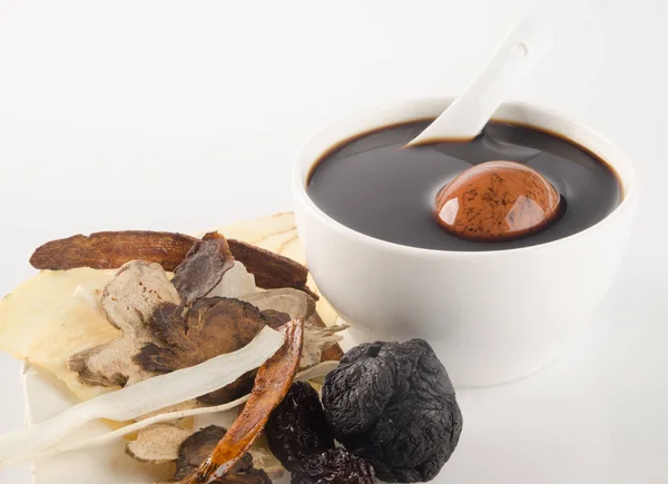 Hierbas tradicionales chinas y sopa de medicina en el fondo . — Foto de Stock