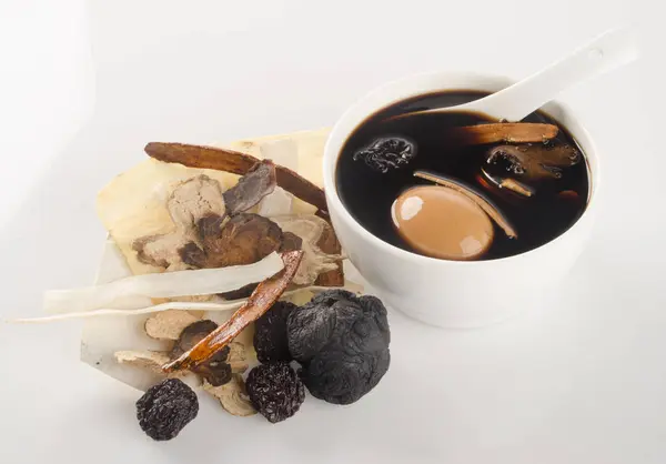 Hierbas tradicionales chinas y sopa de medicina en el fondo . — Foto de Stock