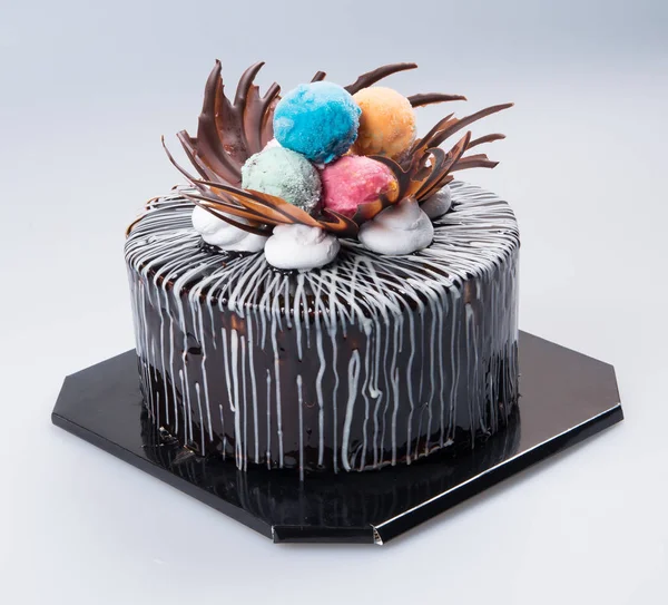 Torta o torta al cioccolato su uno sfondo . — Foto Stock