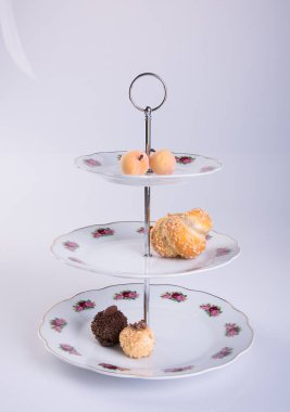 tepsi ya da üç katmanlı hizmet tepsi arka plan üzerinde tatlı ile.