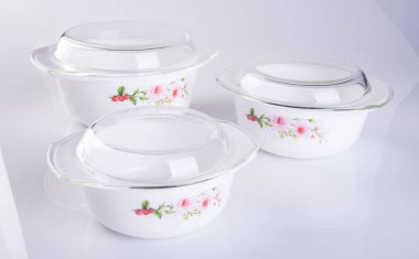 Cam Aranjman veya bir arka plan üzerinde pişirme için Kapaklı cam güveç