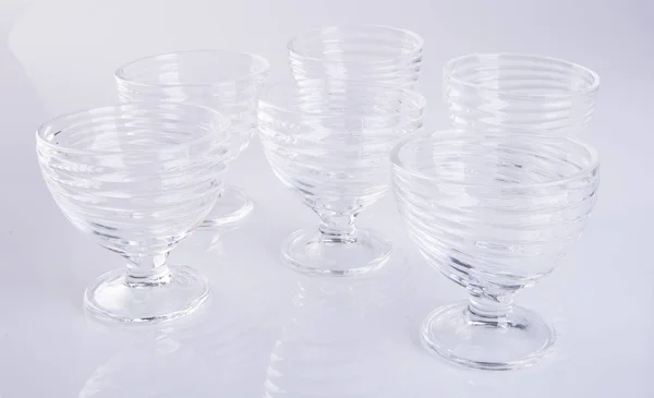 Glasbecher oder leerer Glasbecher auf Hintergrund. — Stockfoto