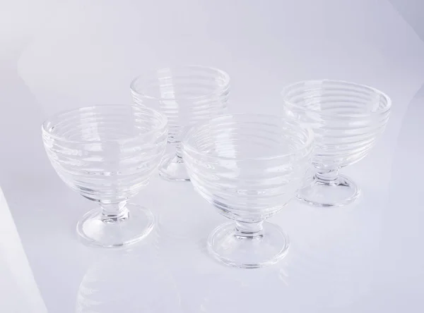 Tasse en verre ou tasse en verre vide sur fond . — Photo