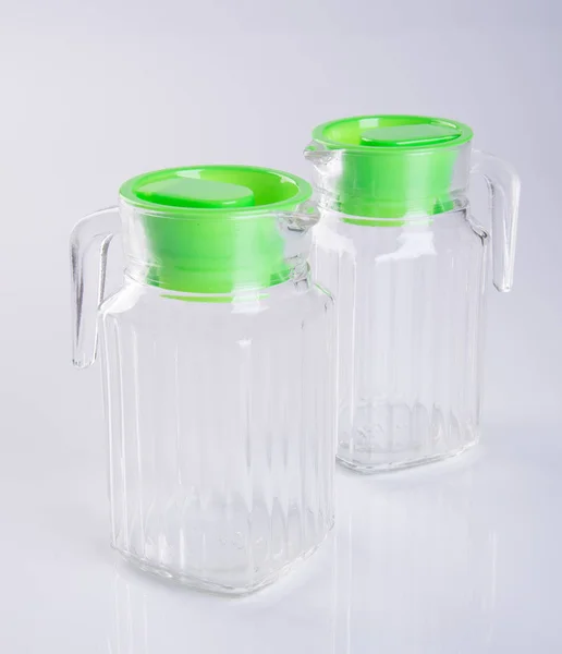 玻璃水罐或空玻璃水罐的背景. — 图库照片