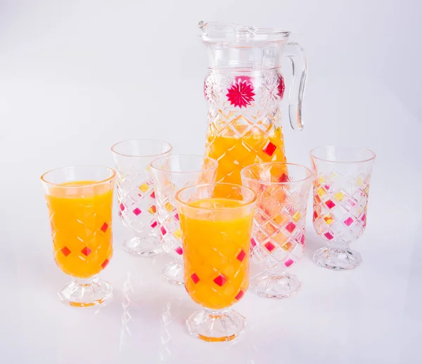 Jus d'orange dans des verres sur fond blanc . — Photo