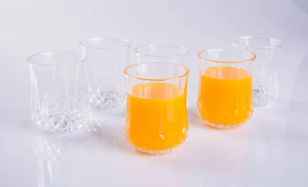 흰색 바탕에 유리에 오렌지 주스. — 스톡 사진