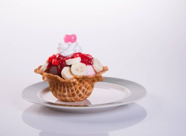 dondurma kaşık veya arka plan üzerinde karışık dondurma.