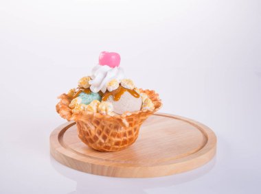 dondurma kaşık veya arka plan üzerinde karışık dondurma.