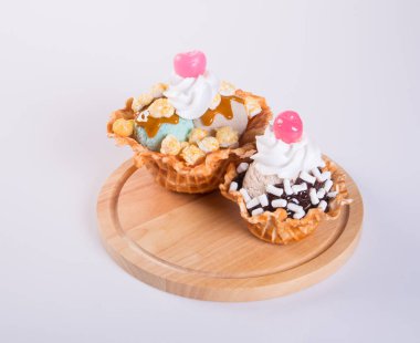 dondurma kaşık veya arka plan üzerinde karışık dondurma.