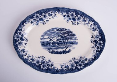 plaka veya arka plan üzerinde elle boyanmış plaka üzerinde çiçek.