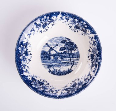 plaka veya arka plan üzerinde elle boyanmış plaka üzerinde çiçek.