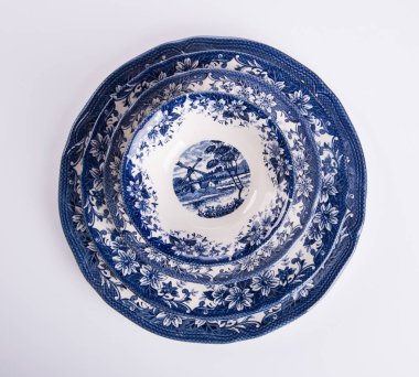 plaka veya arka plan üzerinde elle boyanmış plaka üzerinde çiçek.