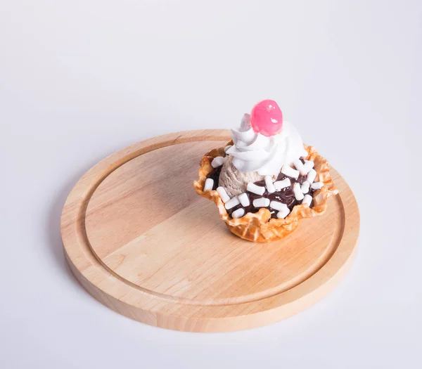 Ice cream scoop or chocolate ice cream sundae. — Stock Photo, Image