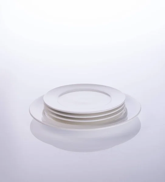 Płyty lub ceramiczne naczynia na tle. — Zdjęcie stockowe