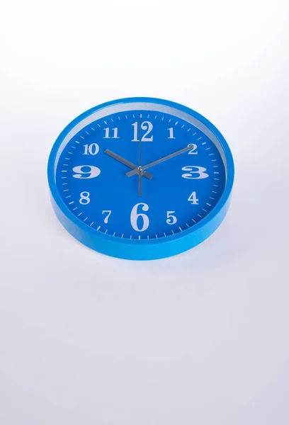 Reloj o reloj de pared sobre un fondo . — Foto de Stock