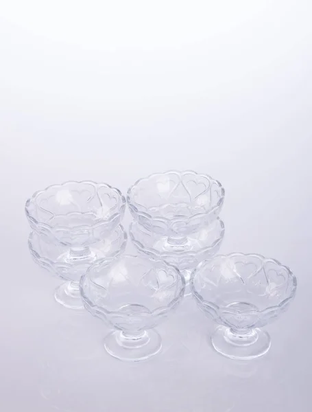 Glasschale oder Kristallglasschale auf Hintergrund. — Stockfoto