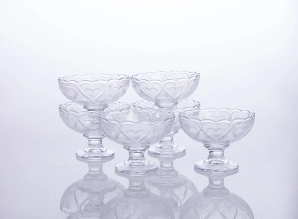 Glasskål eller kristall glasskål på bakgrund. — Stockfoto