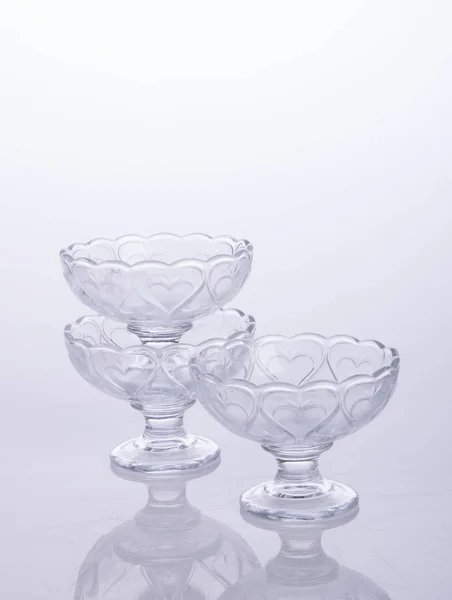 Glasschale oder Kristallglasschale auf Hintergrund. — Stockfoto