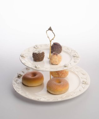 tepsi ya da arka plan üzerinde tatlı ile servis tepsi.