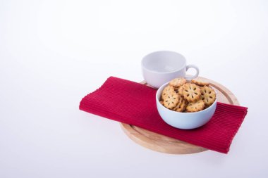 tanımlama bilgileri veya çay ve kurabiye arka plan üzerinde.