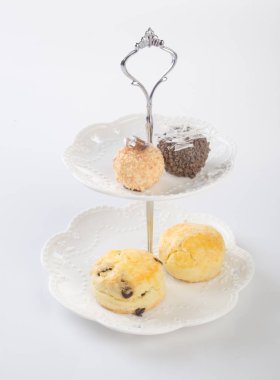 tepsi ya da arka plan üzerinde tatlı ile servis tepsi.