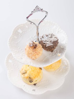 tepsi ya da arka plan üzerinde tatlı ile servis tepsi.