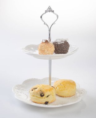 tepsi ya da arka plan üzerinde tatlı ile servis tepsi.