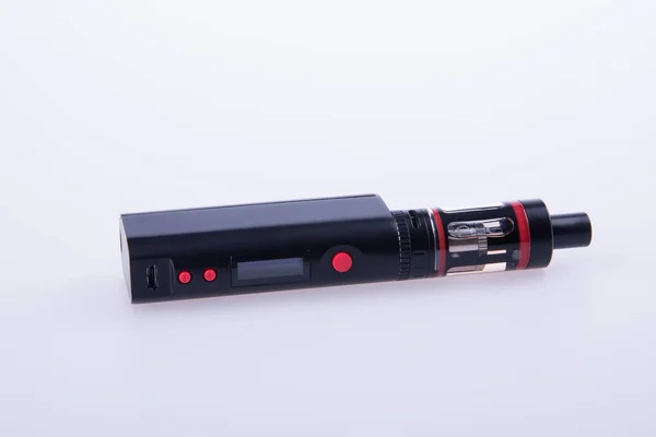 Cigarrillo electrónico o dispositivo de vapeo en segundo plano . — Foto de Stock