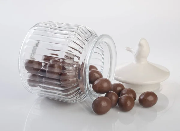 Jar ファイルまたは背景にチョコレート ボールが付いているガラス瓶. — ストック写真