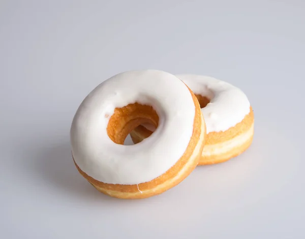 Donut lub smaczne pączki na tle. — Zdjęcie stockowe