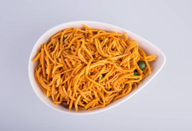 murukku veya geleneksel Hint snack chakli ve chakali backgr üzerinde