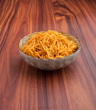 murukku veya geleneksel Hint snack chakli ve chakali backgr üzerinde