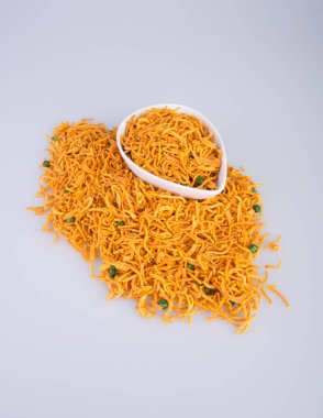 murukku veya geleneksel Hint snack chakli ve chakali backgr üzerinde