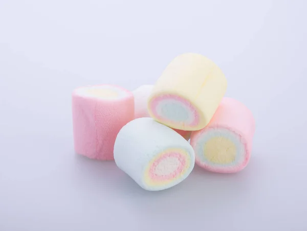 Marshmallows lub porcję cukierków na tle. — Zdjęcie stockowe