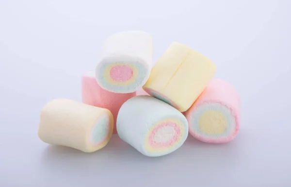 Marshmallows lub porcję cukierków na tle. — Zdjęcie stockowe