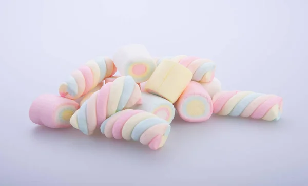 Marshmallows lub porcję cukierków na tle. — Zdjęcie stockowe