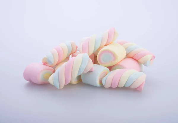 Marshmallows lub porcję cukierków na tle. — Zdjęcie stockowe