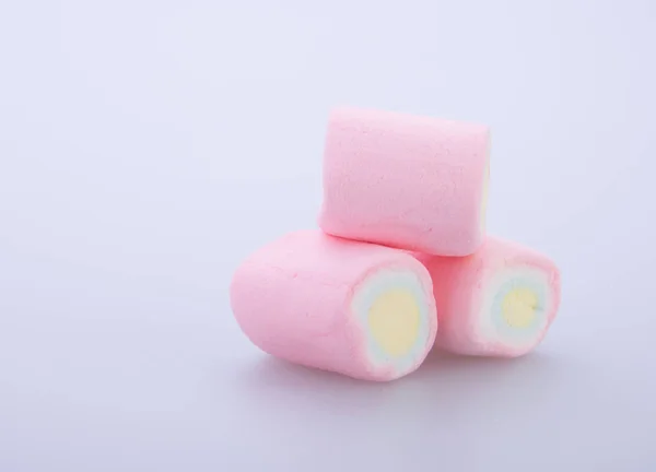 Marshmallows lub porcję cukierków na tle. — Zdjęcie stockowe