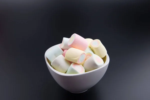 Marshmallows o marshmallows caramelle sullo sfondo . — Foto Stock