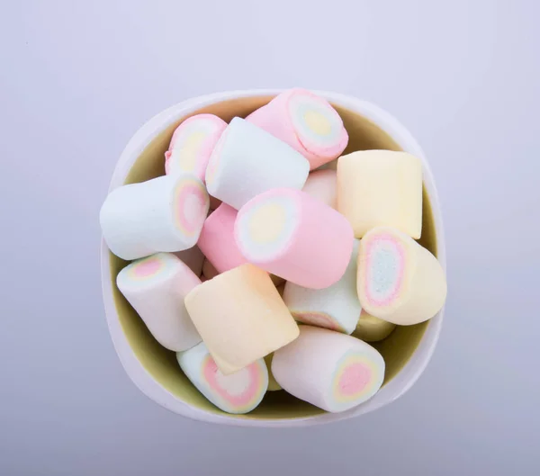 Marshmallows o marshmallows caramelle sullo sfondo . — Foto Stock