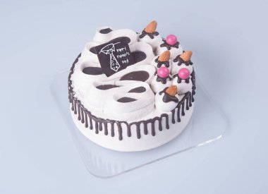 kek veya bir arka plan üzerinde dondurma doğum günü pastası.