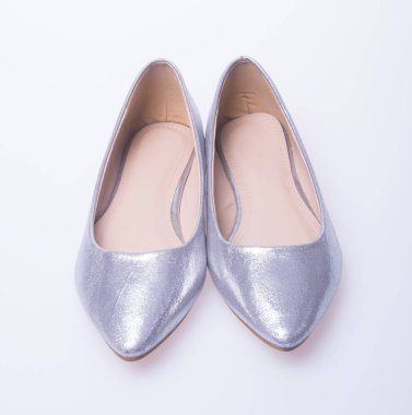 Ayakkabı. Bir arka plan üzerinde gümüş renkli moda kadın ayakkabı.