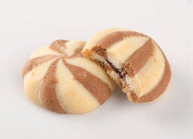 Beyaz arka plan üzerinde çikolata tanımlama bilgilerini veya ezmesi kurabiye.