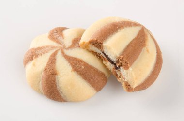 Beyaz arka plan üzerinde çikolata tanımlama bilgilerini veya ezmesi kurabiye.