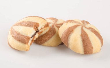 Beyaz arka plan üzerinde çikolata tanımlama bilgilerini veya ezmesi kurabiye.