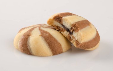 Beyaz arka plan üzerinde çikolata tanımlama bilgilerini veya ezmesi kurabiye.