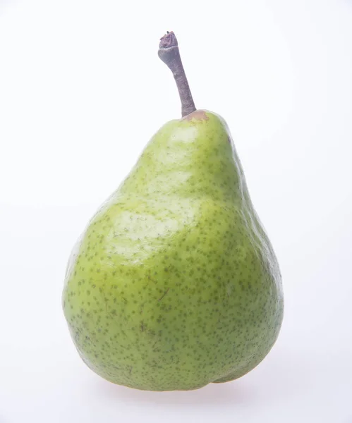 Päron eller gröna päron på en bakgrund. — Stockfoto