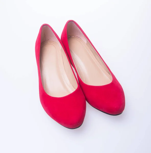 Ayakkabı. bir arka plan üzerinde kırmızı ve moda kadın ayakkabı. — Stok fotoğraf